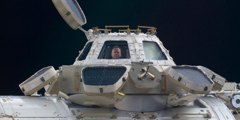 La Cupola de la Estación Espacial Internacional vista desde el exterior.