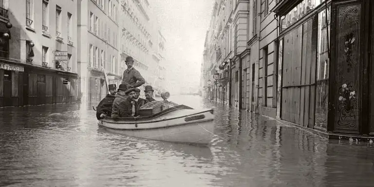 Parisinos recorriendo las calles de la ciudad en bote.