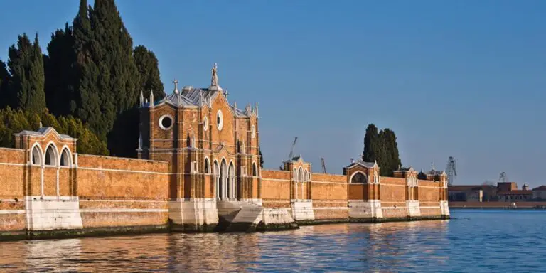 Muros de la isla de San Michele, el cementerio de Venecia.