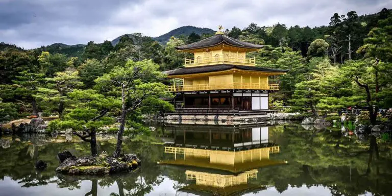 Detalle de Kinkaku-ji, el templo laminado en oro.