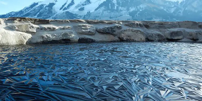 Hielo de un lago congelado.