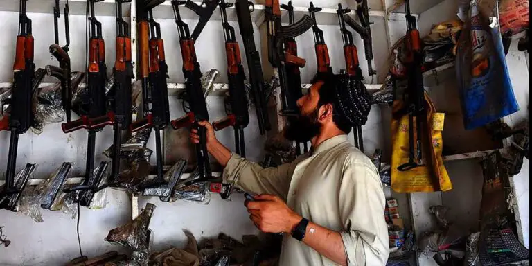 Vendedor de armas en el mercado de Durra, Afganistán.