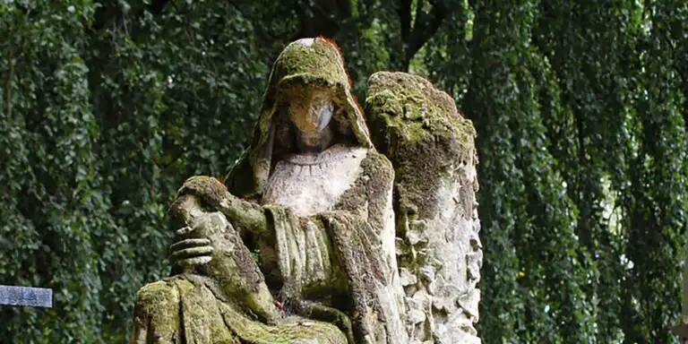 Detalle de la tumba sin rostro del cementerio de Brugge.