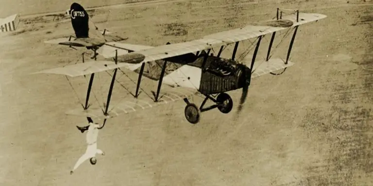 Ormer Locklear colgado de una de las alas de su avión el Curtiss JN-4D.