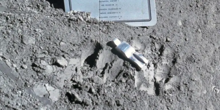 El Astronauta Caído , el único monumento lunar.