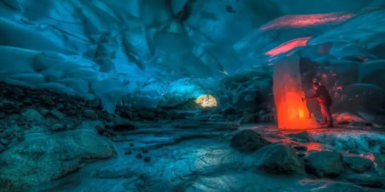 Bengalas dentro de cavernas de hielo en Alaska, Estados Unidos.