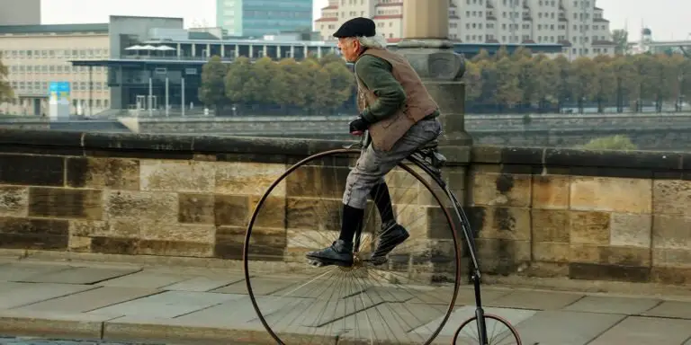 Hombre usando un biciclo en la ciudad alemana de Dresde.