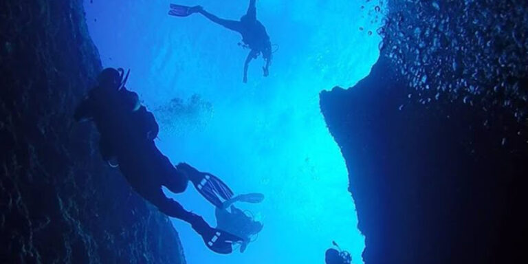 Buceando en un agujero azul.