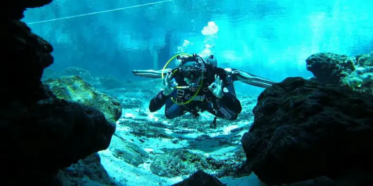 Espeleo buceo, el buceo en cavernas submarinas.