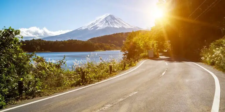 Carretera japonesa con una montaña de fondo.