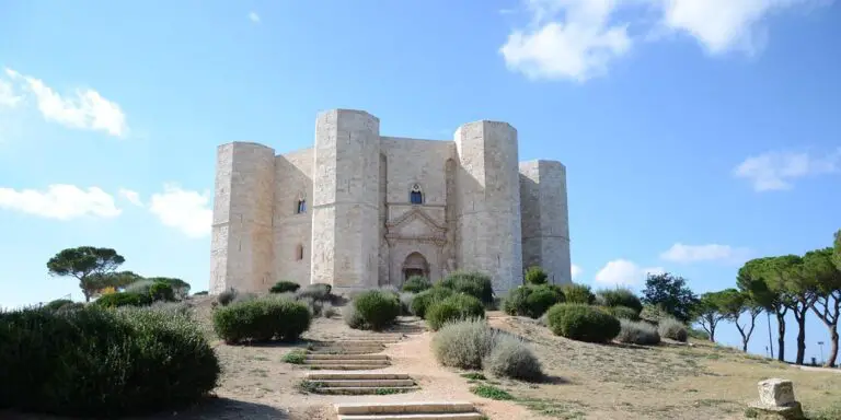 El Castel del Monte des uno de los castillos más hermosos del mundo, con su planta octogonal se eleva como una maravilla arquitectónica.