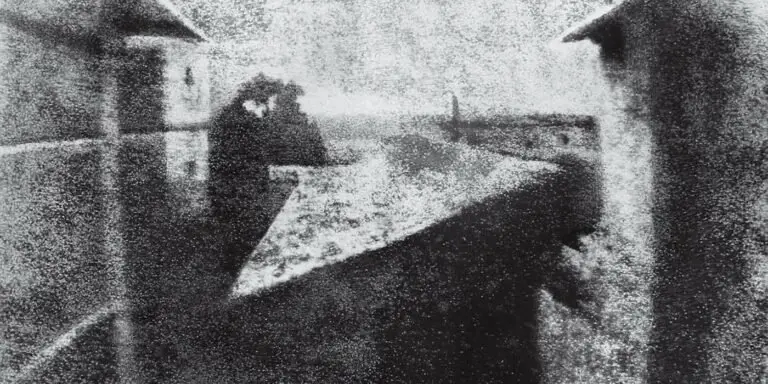 Esta fotografía tomada por Joseph Nicéphore Niépce en 1826 en el castillo Le Gras es la primer fotografía en la Historia.