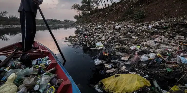 Contaminación en el río indonesio de Citarum.