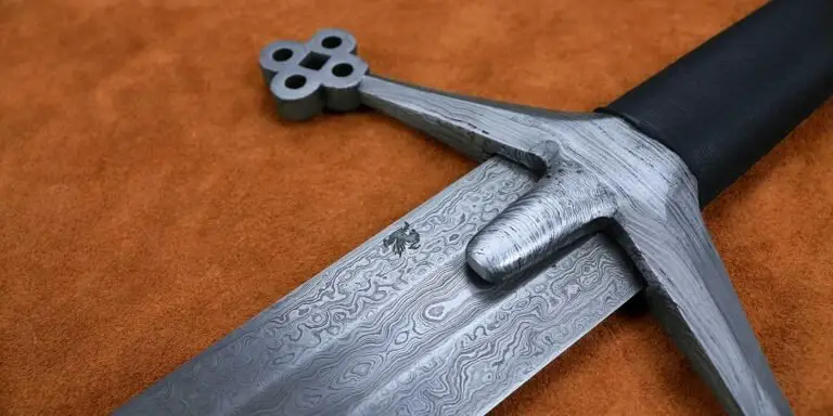 Espada claymore hecha con acero de Damasco.