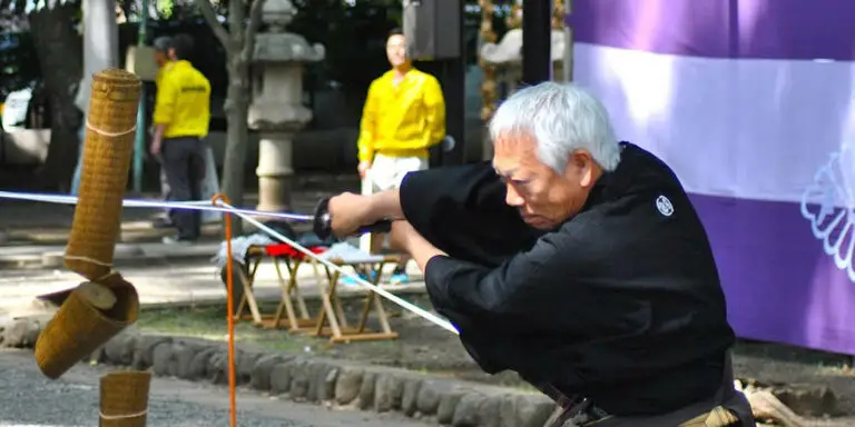 Un maestro de la katana capturado en cámara lenta.