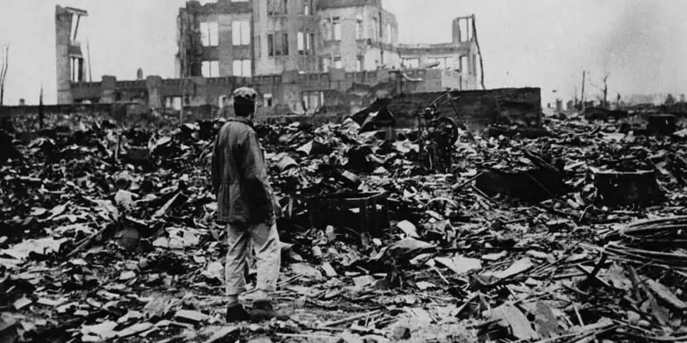 Destrucción en Hiroshima, el edificio en el fondo es el domo que solía ser el museo comercial.