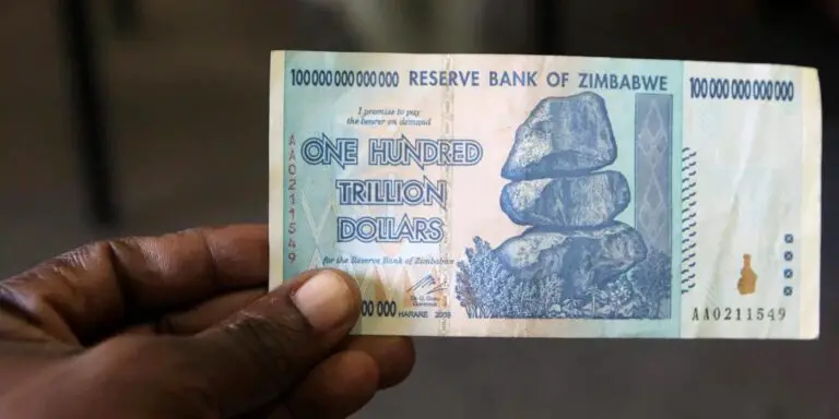 Billete de Zimbabwe de un trillón de dólares zimbawuenses. La mayor inflación en la historia.