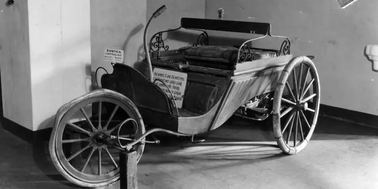 Duryea Motor Wagon como pieza de museo. Esta marca de automóvil estuvo involucrada en el primer accidente de tráfico de la Historia.