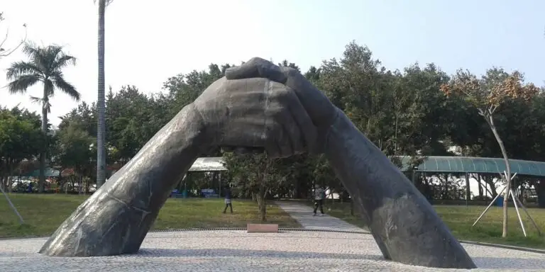 Estatua apretón de manos y la historia de saludar con un apretón de manos.