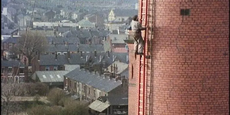 Fred Dibnah subiendo a lo largo de una alta chimenea.