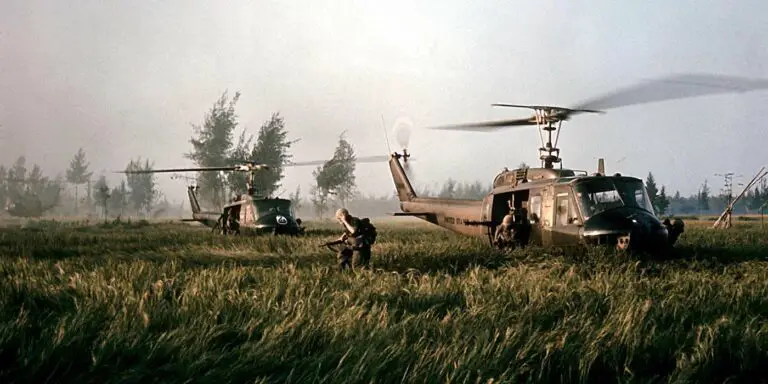 Helicópteros en Vietnam con soldados estadounidenses descendiendo de los mismos.