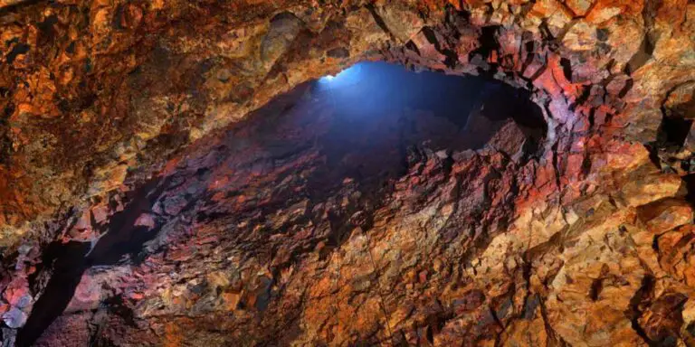 Interior cámara volcán en Islandia.