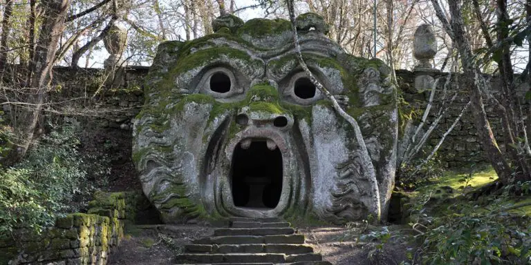 Una de las tantas esculturas del asombroso jardín de Bomarzo.