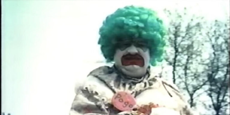 El asesino seria John Wayne Gacy en su personaje del payaso Pogo.