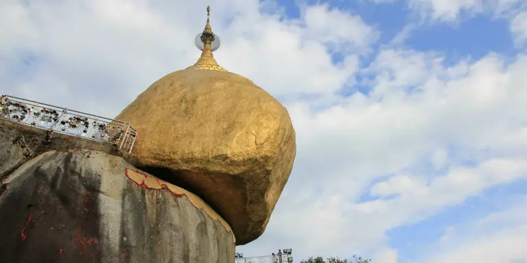 La pagoda en equilibrio de Kyaikhtiyo .