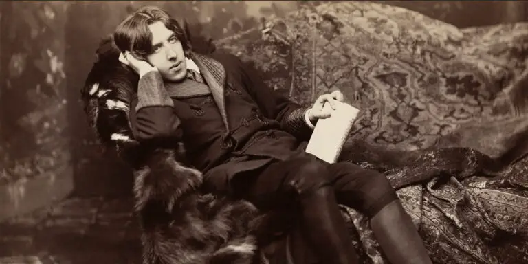 El escritor británicos Oscar Wilde descansando en una silla de piel en busca de la inspiración.