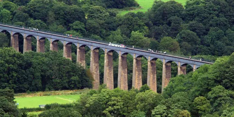 El asombroso acueducto de Pontcysyllte, un puente navegable en el noreste de Gales a 21 metros de altura por el cual transitan personas y barcos.