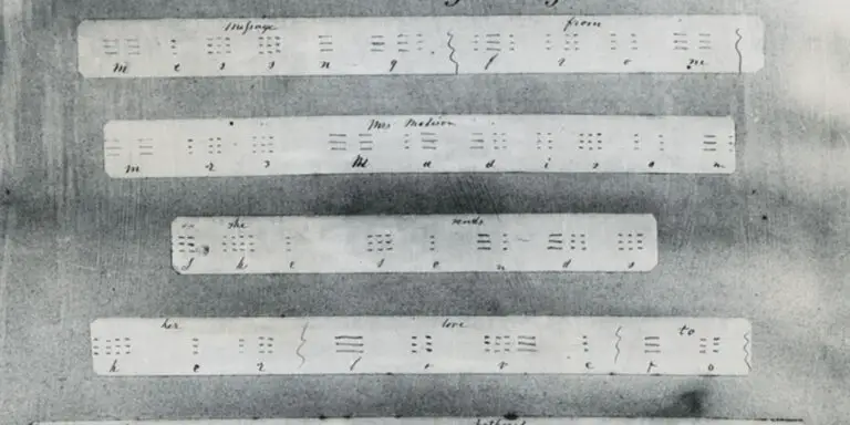 Primer mensaje de telégrafo: Esta línea fue escrita desde Washington por mi en la Terminal de Baltimore a las 8:45 A.M. el Viernes 24 de Mayo de 1844, siendo el primer mensaje transmitido desde Washington hasta Baltimore por Telégrafo y fue recibido por mi muy querida amiga Annie G. Ellsworth.