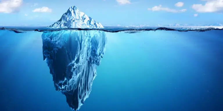 Imagen digital de un iceberg. Es especial podemos apreciar la diferencia de tamaño entre la punta del iceberg y su parte sumergida.