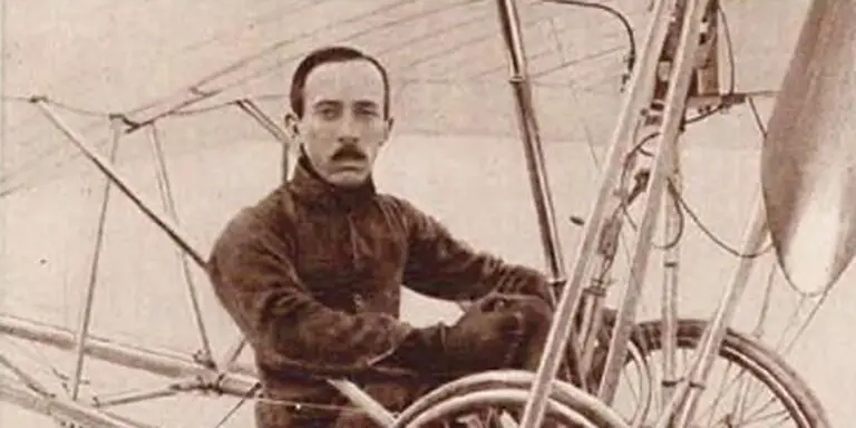 Santos Dumont en uno de sus prototipos voladores.