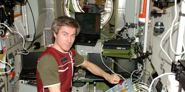 Sergei Krikalev en la estación espacial MIR.