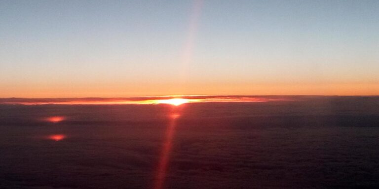 Sol de medianoche en el horizonte.