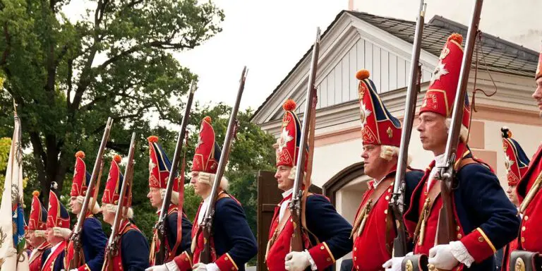 Recreadores históricos interpretando a una unidad de soldados prusianos similares a los soldados altos de Wilhelm I.