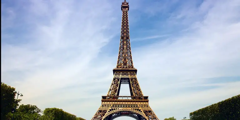 La emblemática Torre Eiffel de París, Francia.