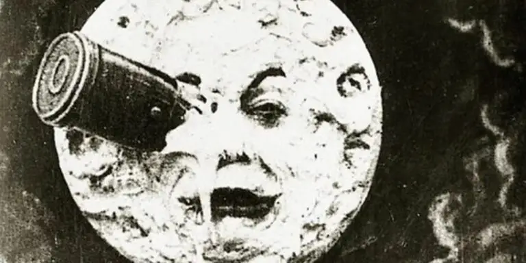 Cápsula lunar impactada contra la luna en la película del cine mudo sobre la obra de Julio Verne.