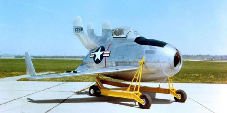 El XF-85 Goblin en su armazón de transporte.