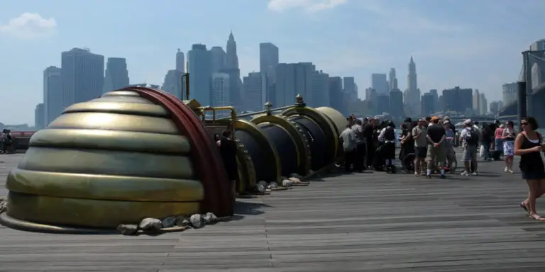 El Telectroscopio emergiendo desde el lado de Nueva York.