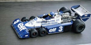 Vista lateral de un Tyrrell P34, el coche de Fórmula 1 con seis ruedas.