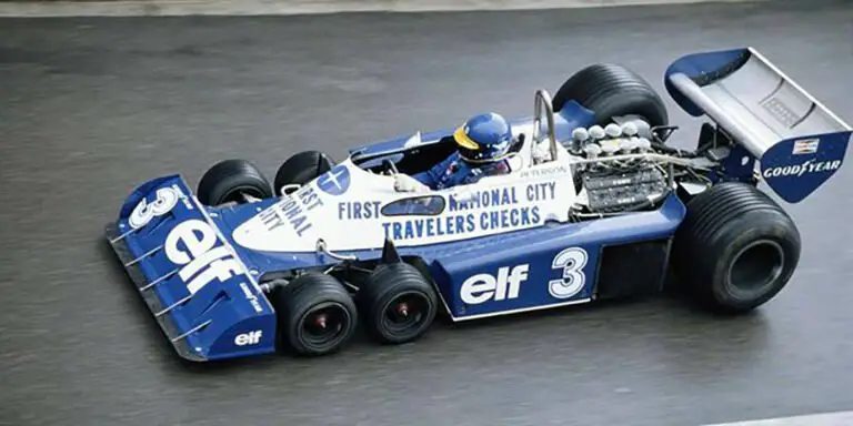 Vista lateral de un Tyrrell P34, el coche de Fórmula 1 con seis ruedas.