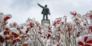 Estatua de Lenin en un parque cuyas flores quedaron completamente congeladas por las lluvias heladas.